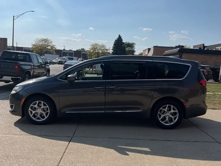2020 Chrysler Pacifica Touring L photo 1