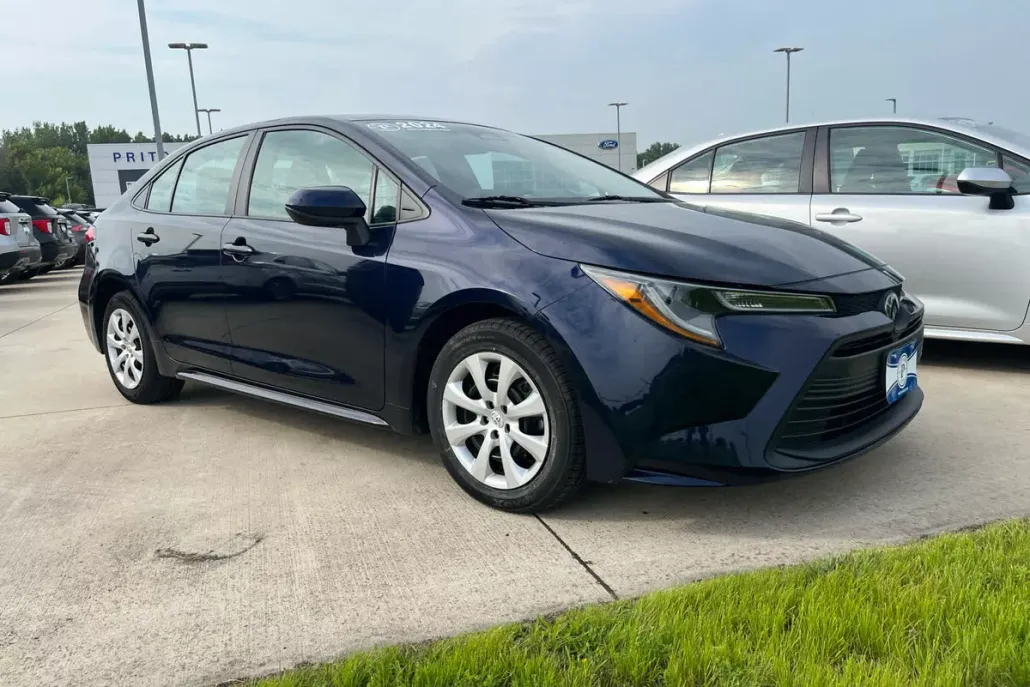2024 Toyota Corolla LE photo 1