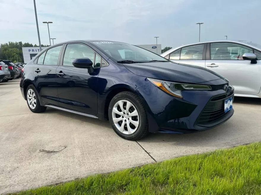 2024 Toyota Corolla LE photo 1