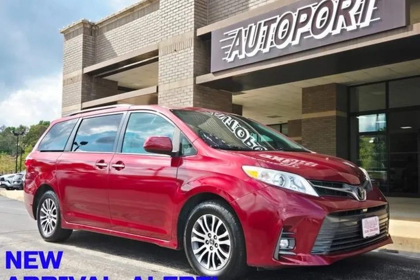 2019 Toyota Sienna XLE photo 1