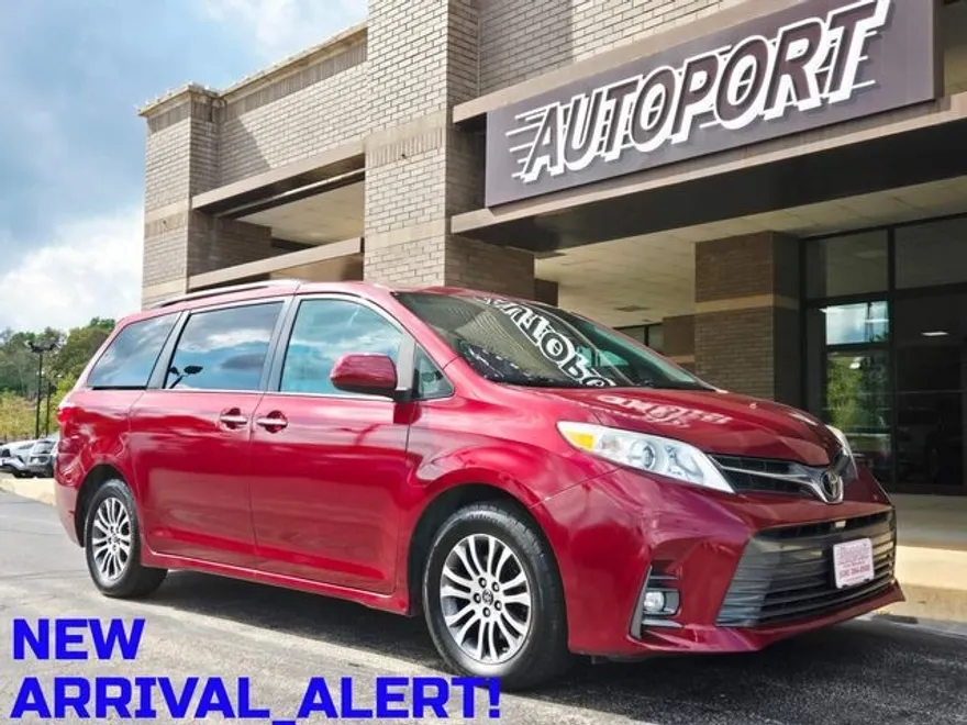 2019 Toyota Sienna XLE photo 1
