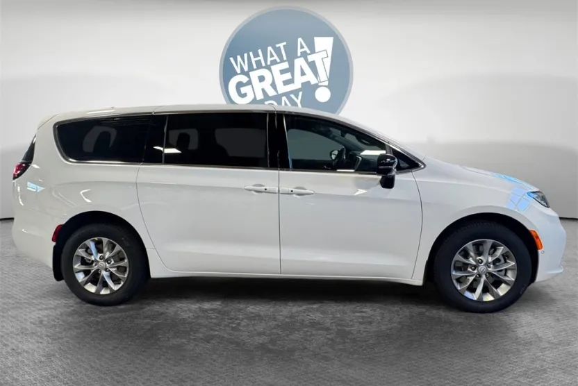 2026 Chrysler Pacifica photo 1