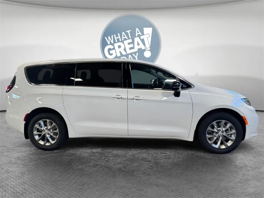 2026 Chrysler Pacifica photo 1