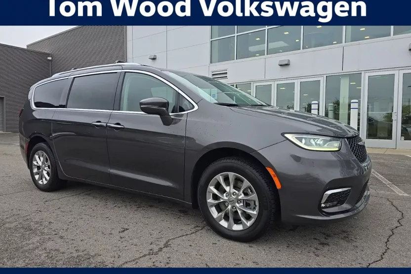 2021 Chrysler Pacifica Touring L photo 1