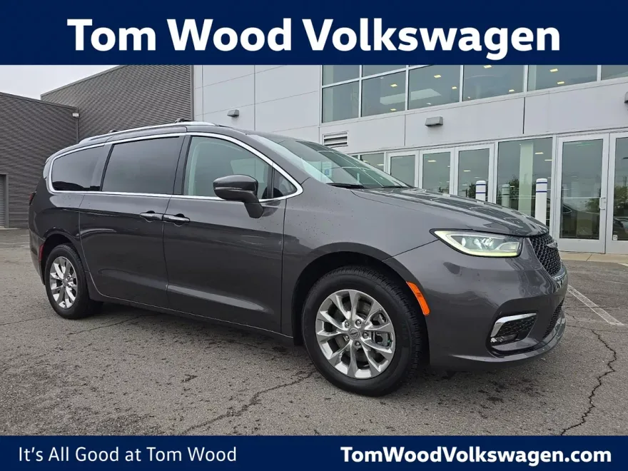 2021 Chrysler Pacifica Touring L photo 1