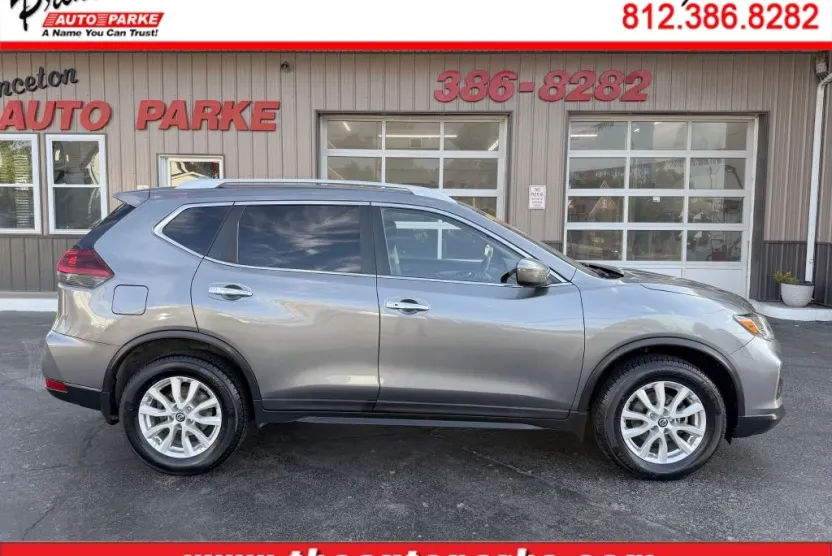 2019 Nissan Rogue SV photo 1
