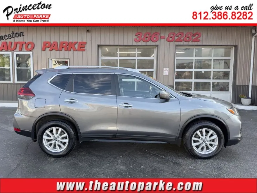 2019 Nissan Rogue SV photo 1