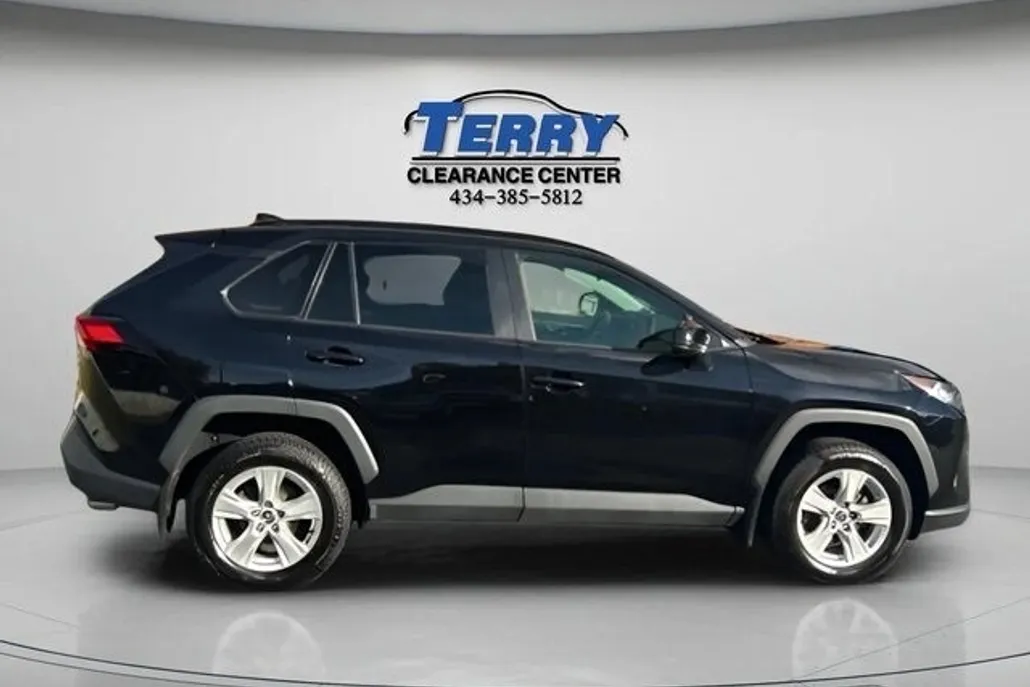 2021 Toyota RAV4 XLE photo 1
