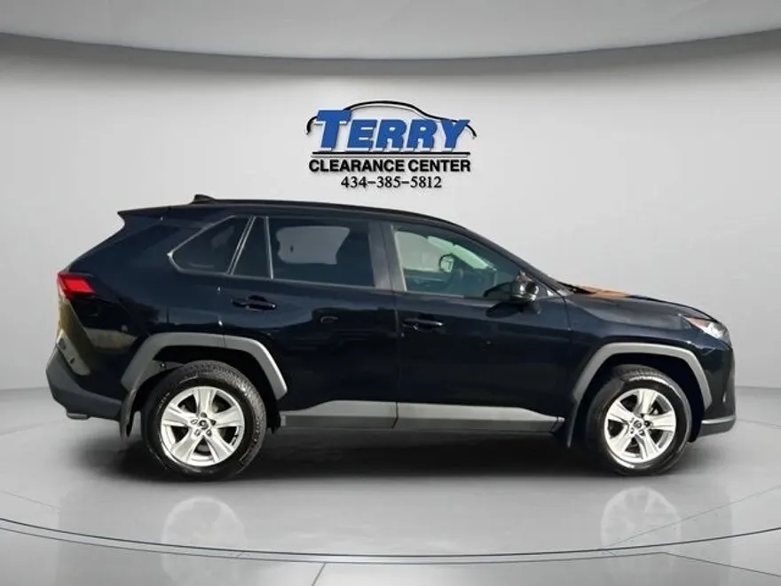 2021 Toyota RAV4 XLE photo 1