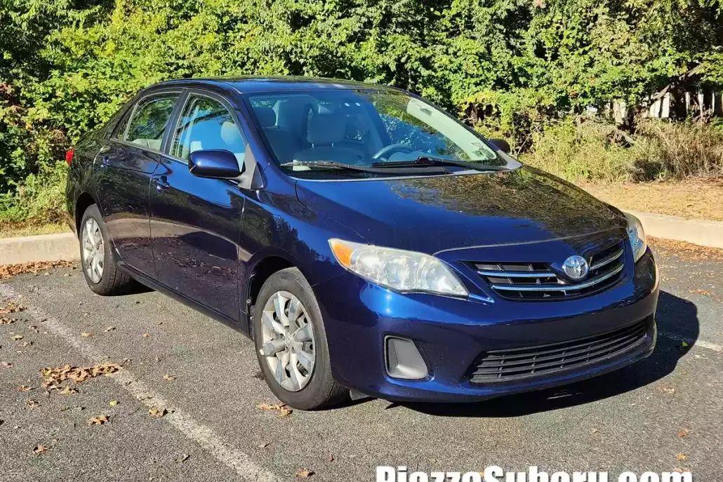 2013 Toyota Corolla LE photo 1