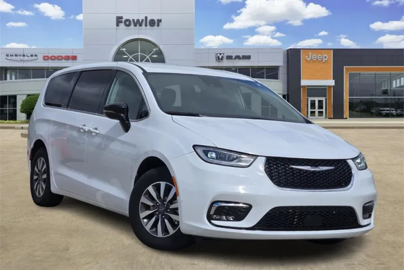 2024 Chrysler Pacifica Hybrid photo 1
