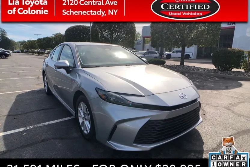 2025 Toyota Camry SE photo 1