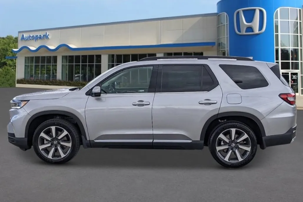 2025 Honda Pilot Touring photo 1