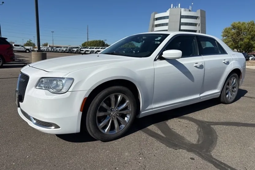 2018 Chrysler 300 Touring photo 1