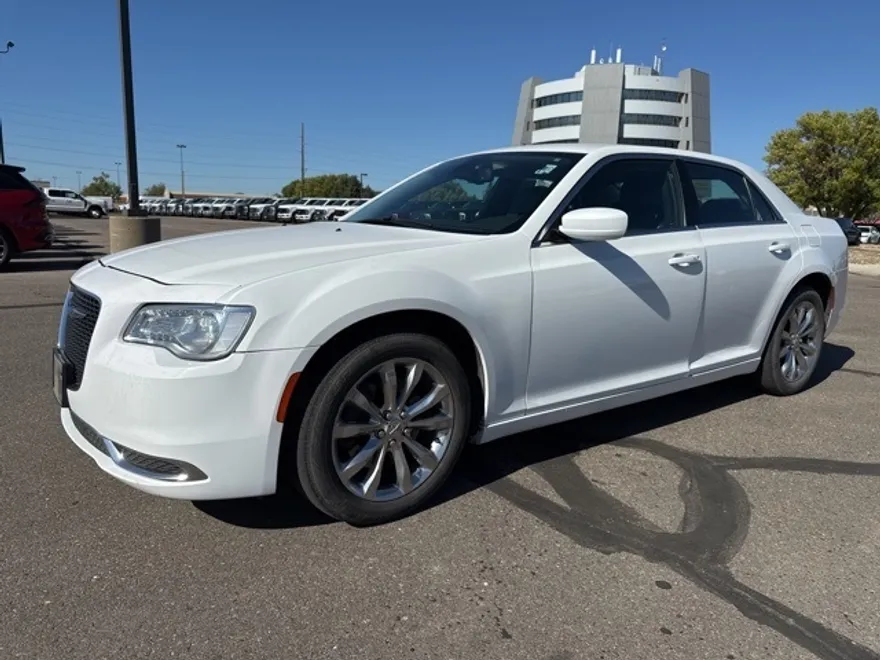 2018 Chrysler 300 Touring L photo 1