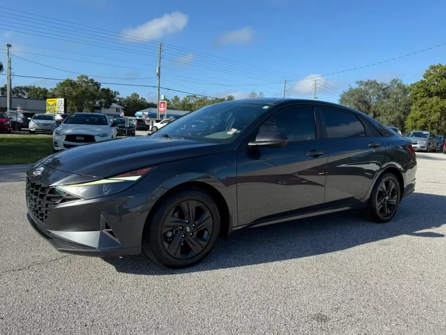 2021 Hyundai Elantra SEL photo 1
