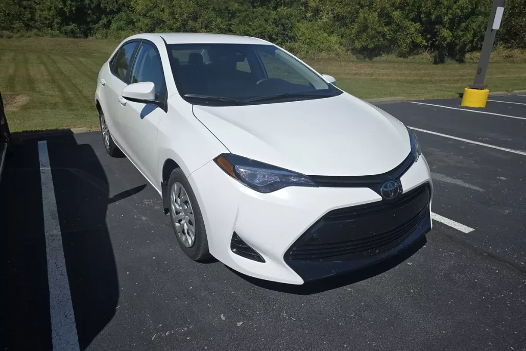 2017 Toyota Corolla LE photo 1