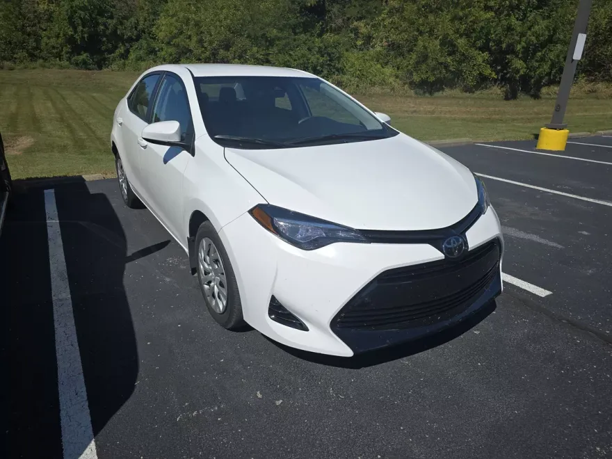 2017 Toyota Corolla LE photo 1