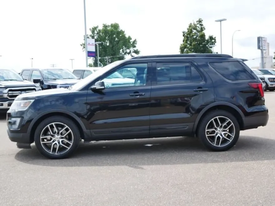 2017 Ford Explorer Sport photo 1