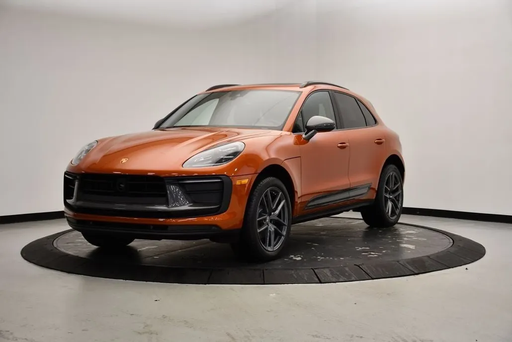 2025 Porsche Macan T photo 1