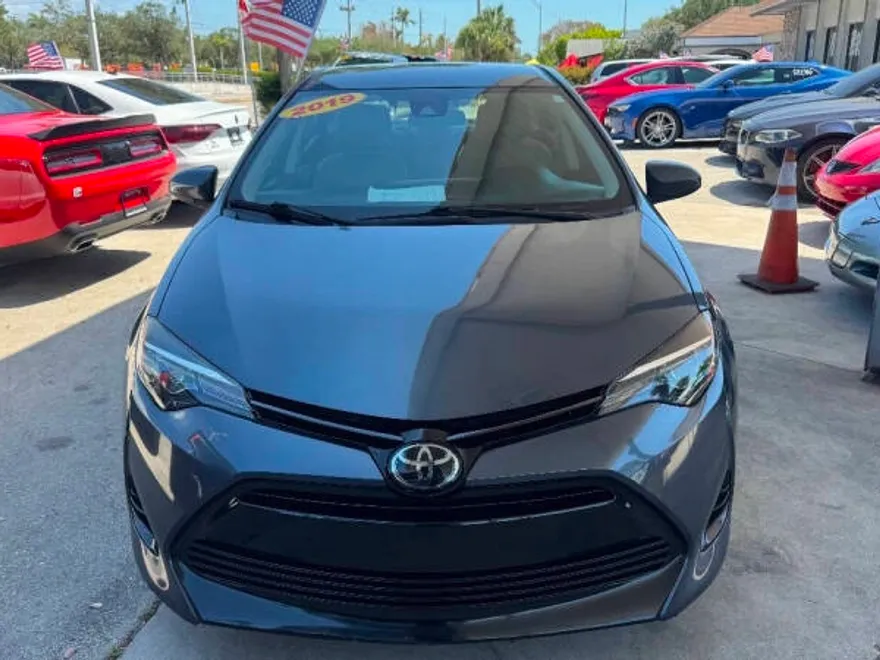 2019 Toyota Corolla LE photo 1