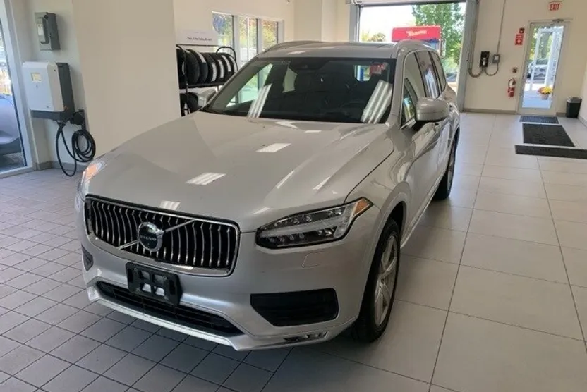 2020 Volvo XC90 T6 Momentum photo 1