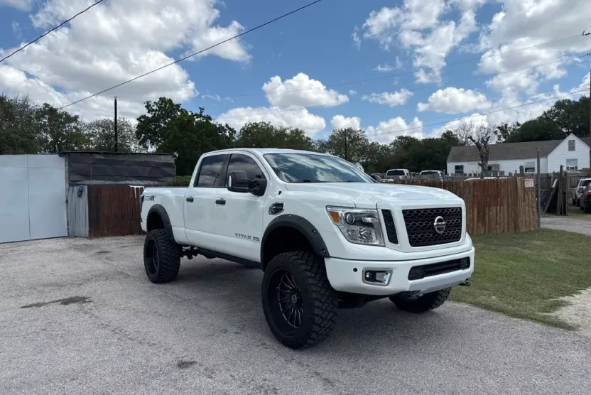 2019 Nissan Titan SL photo 1