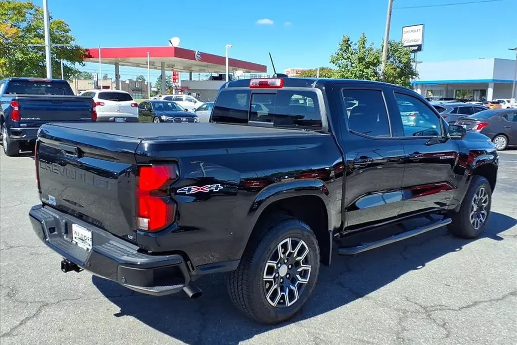 2024 Chevrolet Colorado LT photo 1