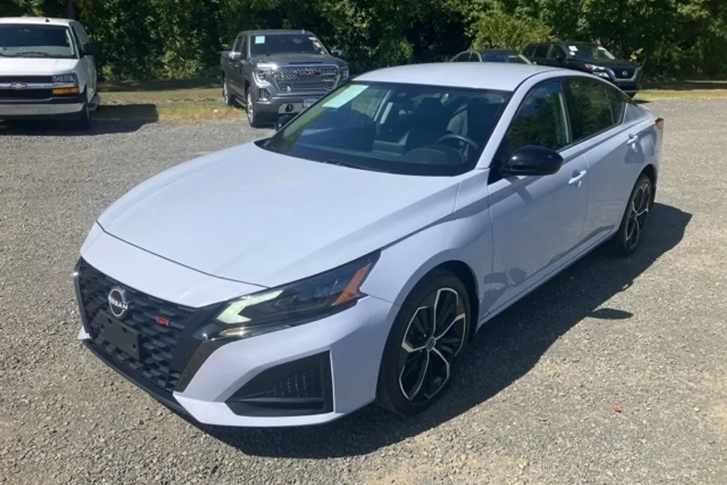 2023 Nissan Altima 2.5 SR photo 1
