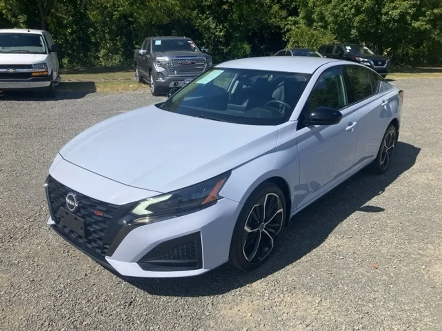 2023 Nissan Altima 2.5 SR photo 1