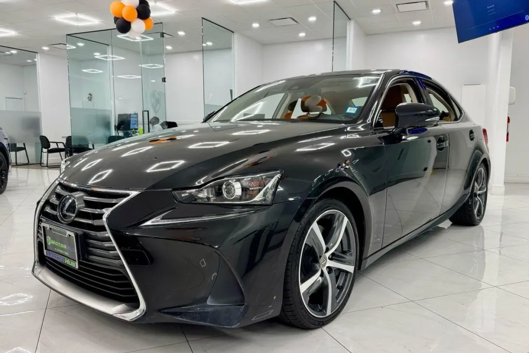 2017 Lexus IS 300 photo 1