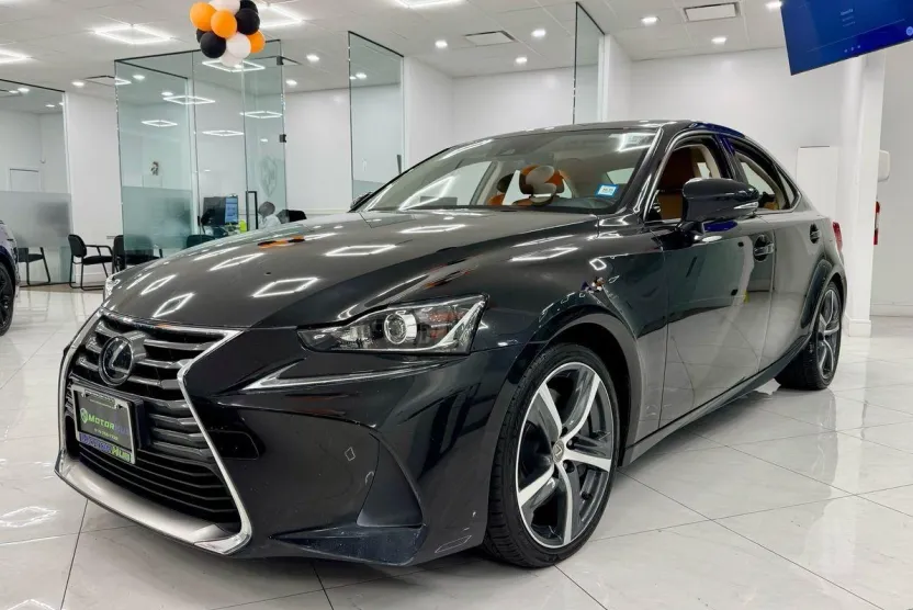 2017 Lexus IS 300 photo 1