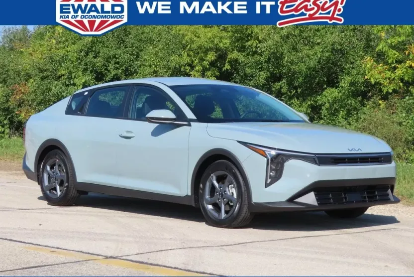 2025 Kia K4 LXS photo 1
