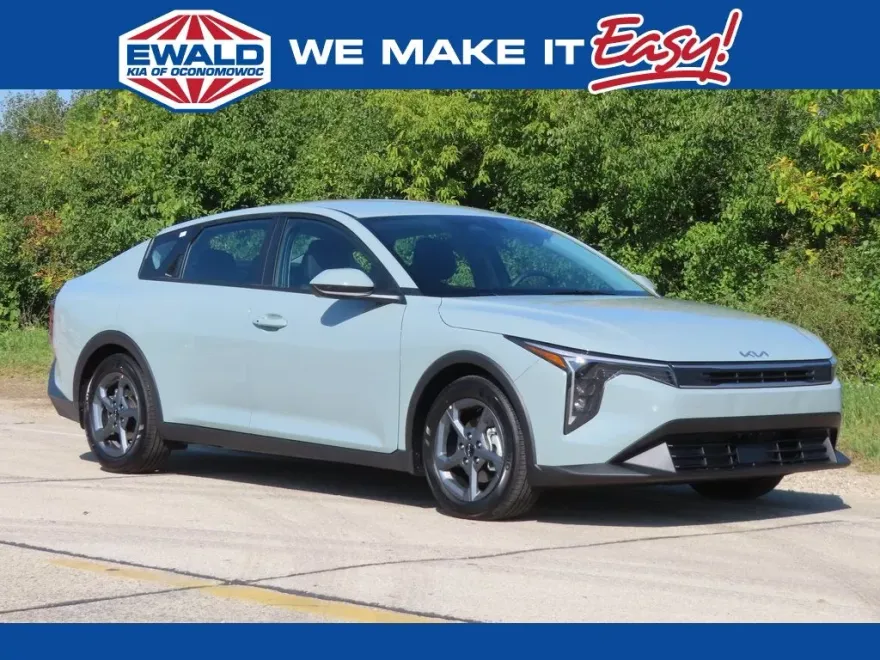 2025 Kia K4 LXS photo 1