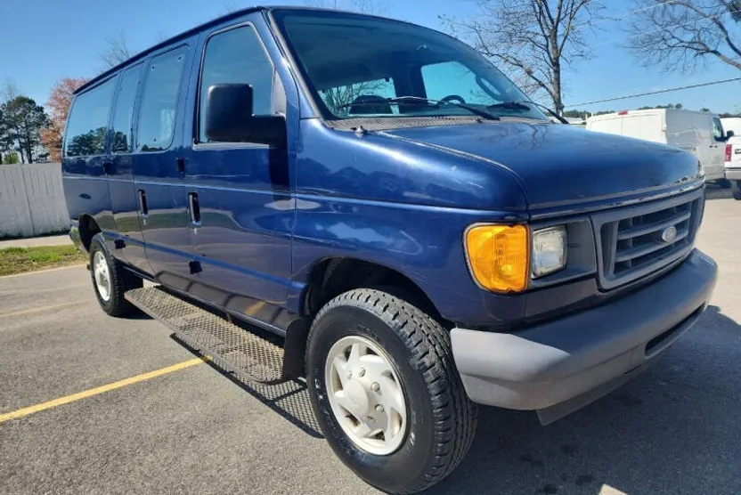 2007 Ford E-350 photo 1