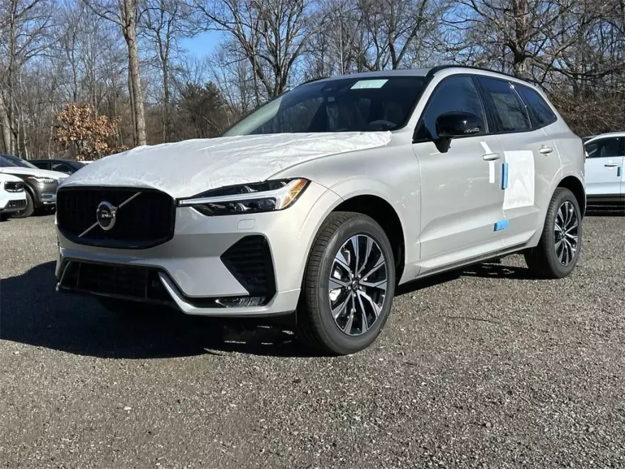 2025 Volvo XC60 B5 Core photo 1