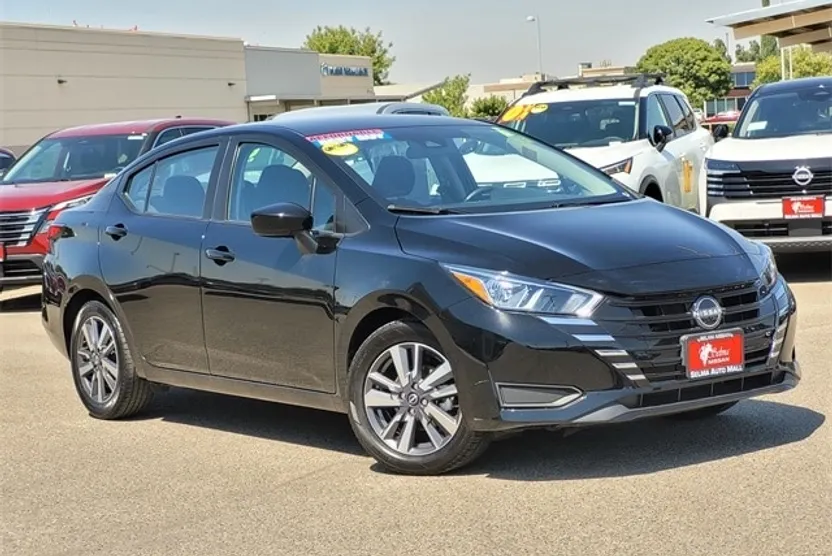 2023 Nissan Versa 1.6 SV photo 1