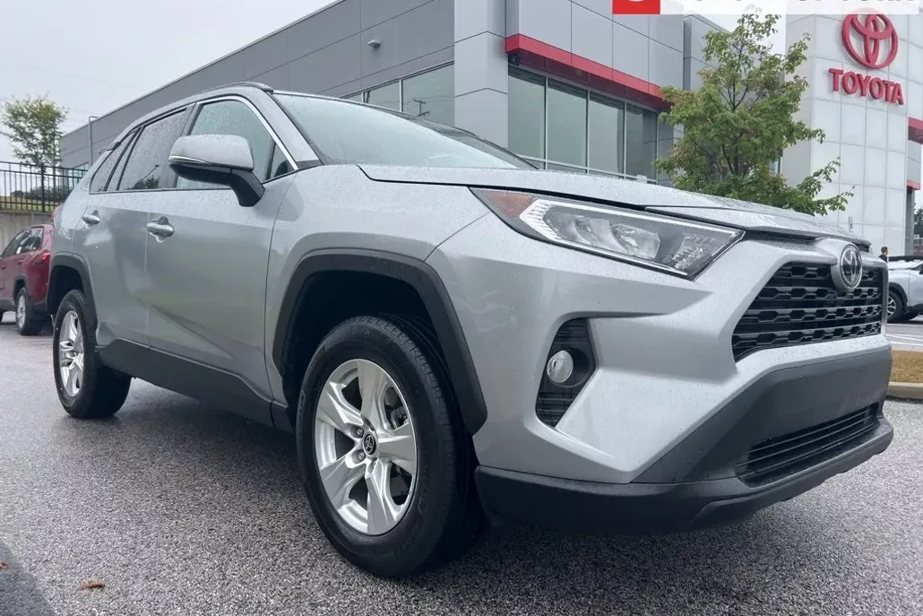 2021 Toyota RAV4 XLE photo 1