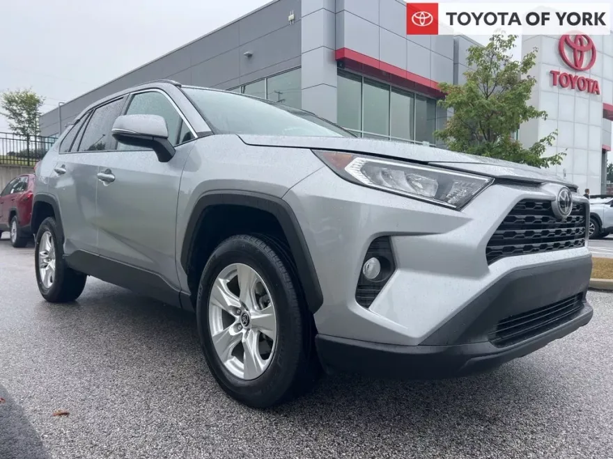 2021 Toyota RAV4 XLE photo 1
