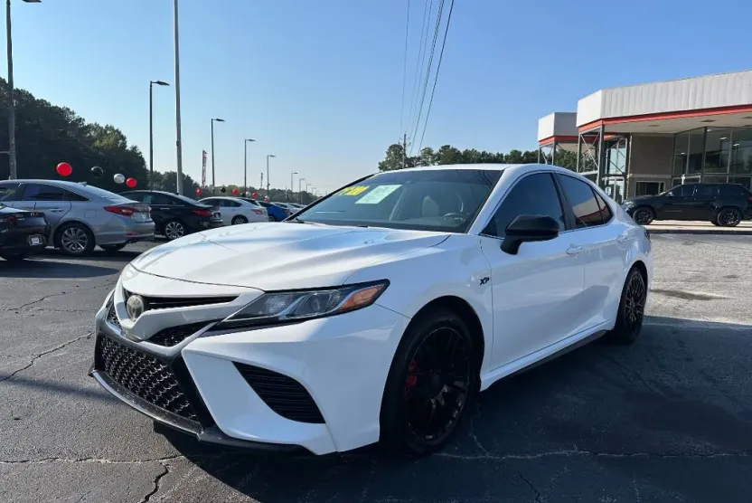 2019 Toyota Camry SE photo 1