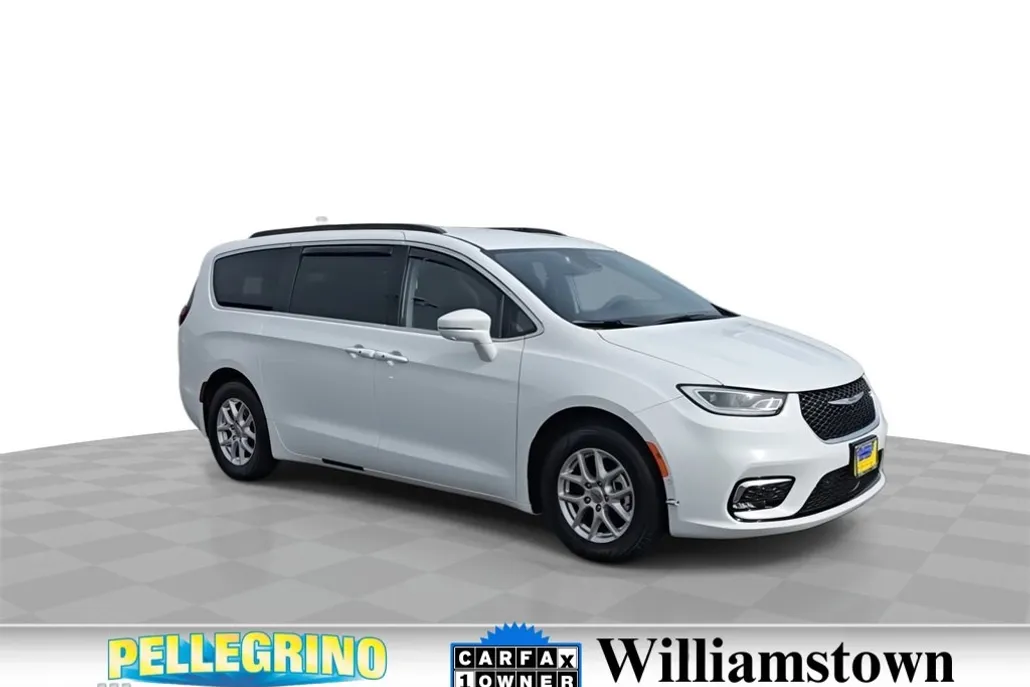 2022 Chrysler Pacifica Touring L photo 1