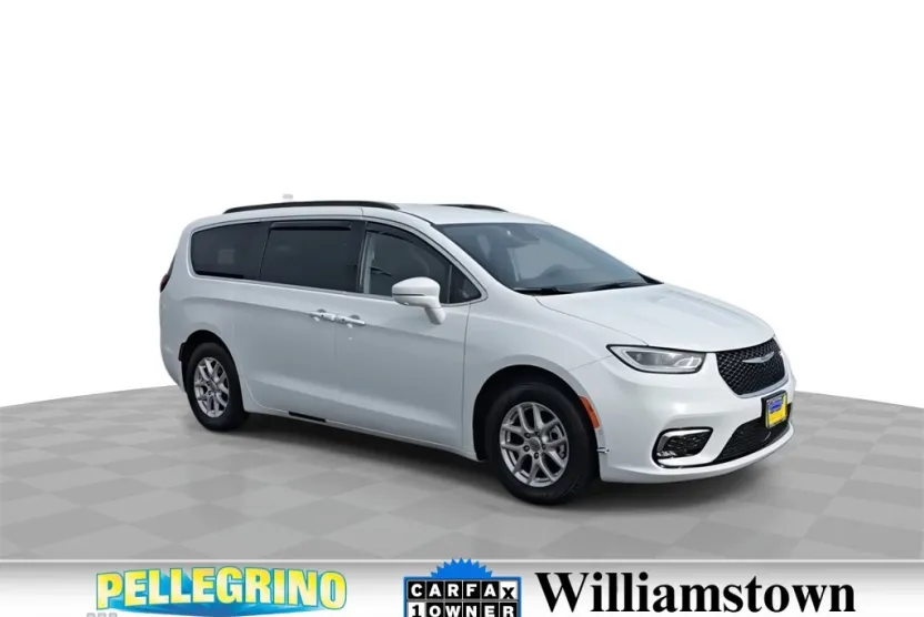2022 Chrysler Pacifica Touring L photo 1