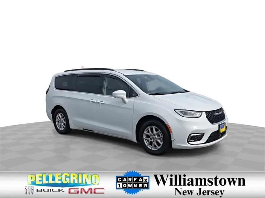 2022 Chrysler Pacifica Touring L photo 1