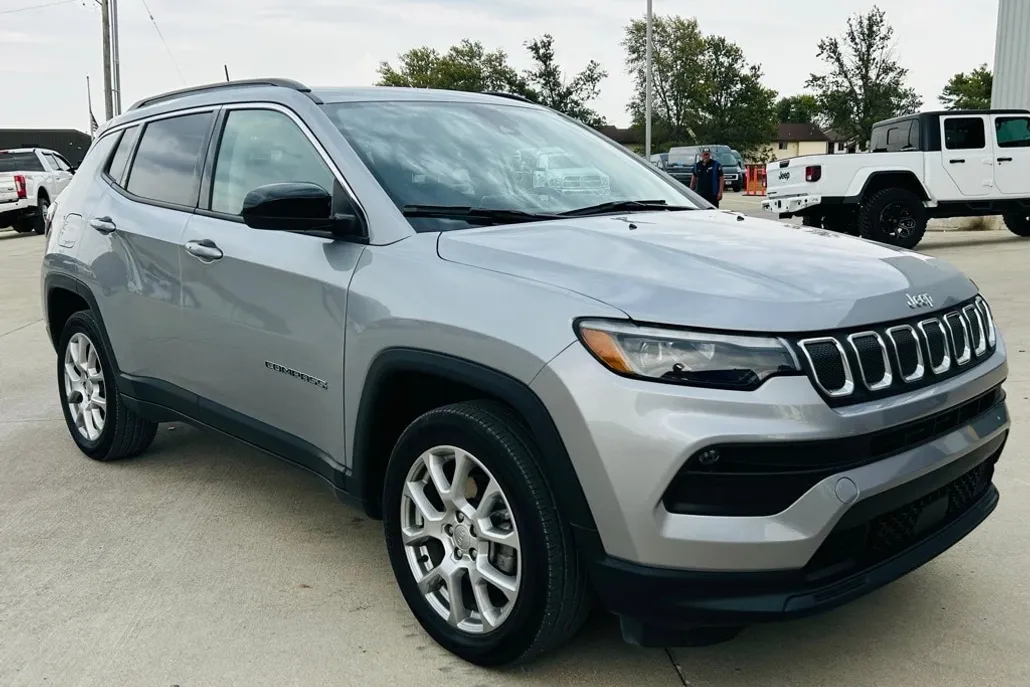 2022 Jeep Compass Latitude Lux photo 1