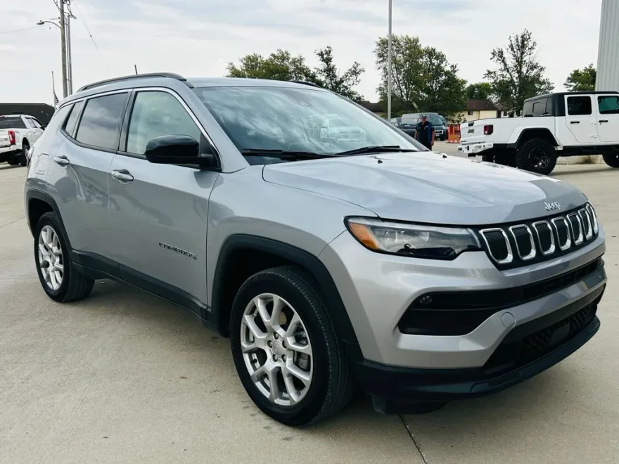 2022 Jeep Compass Latitude Lux photo 1