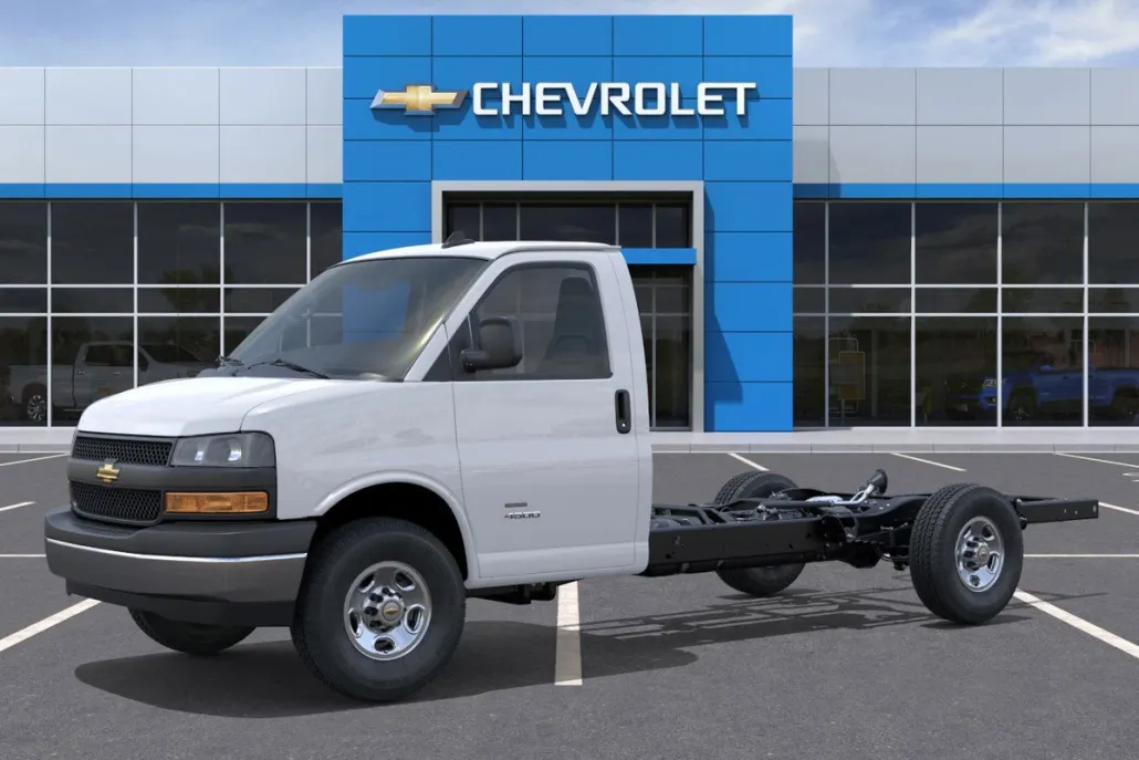 2025 Chevrolet Express Cutaway 3500 photo 1