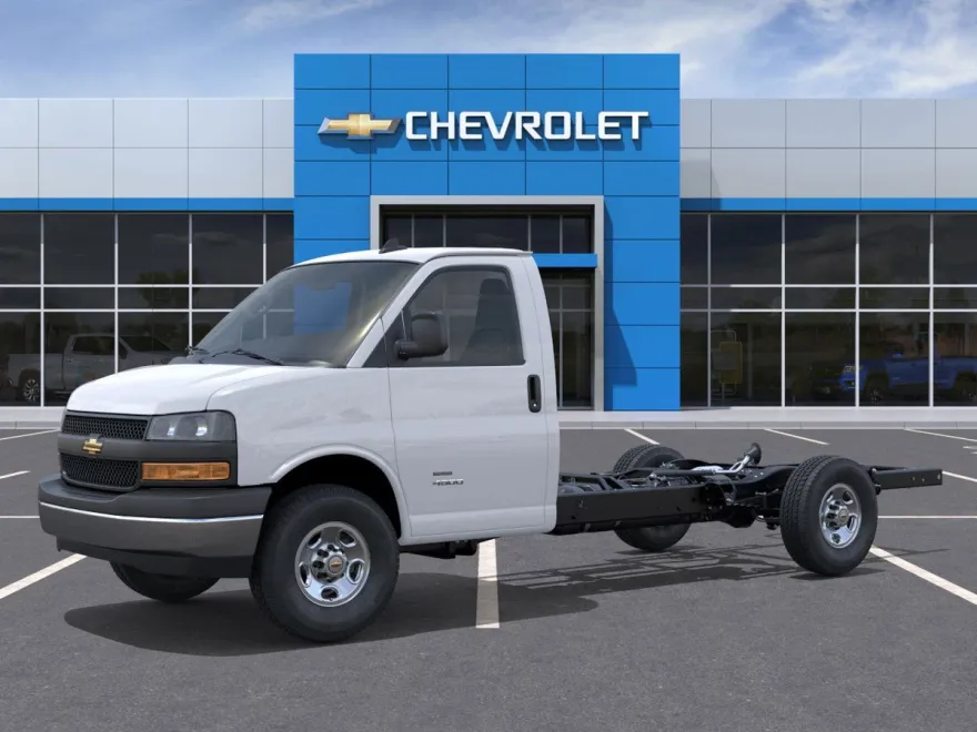 2025 Chevrolet Express Cutaway 3500 photo 1