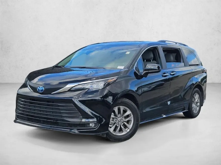2025 Toyota Sienna XLE photo 1