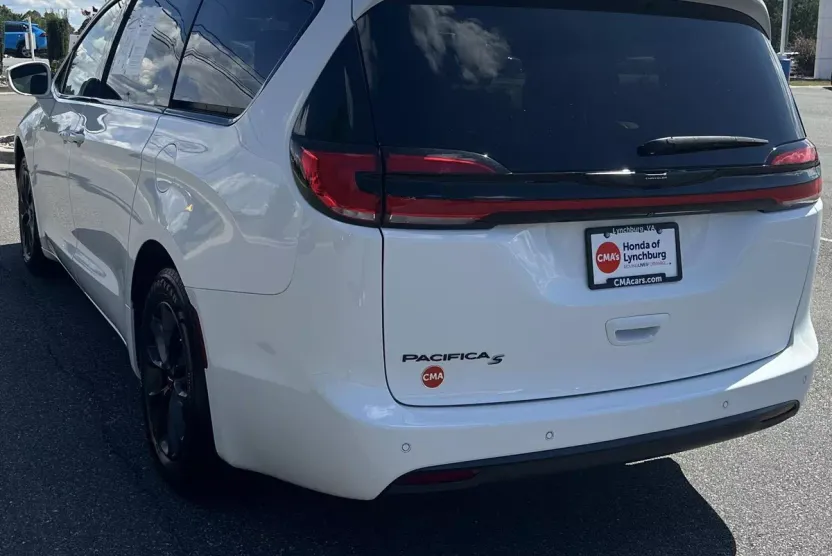 2021 Chrysler Pacifica Touring L photo 1
