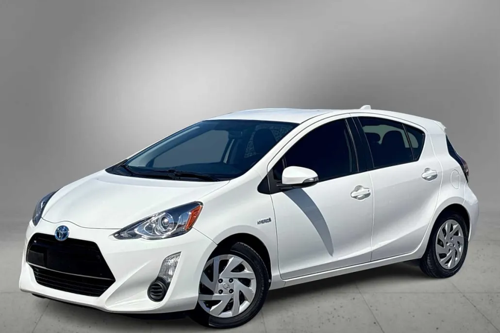 2015 Toyota Prius Four photo 1